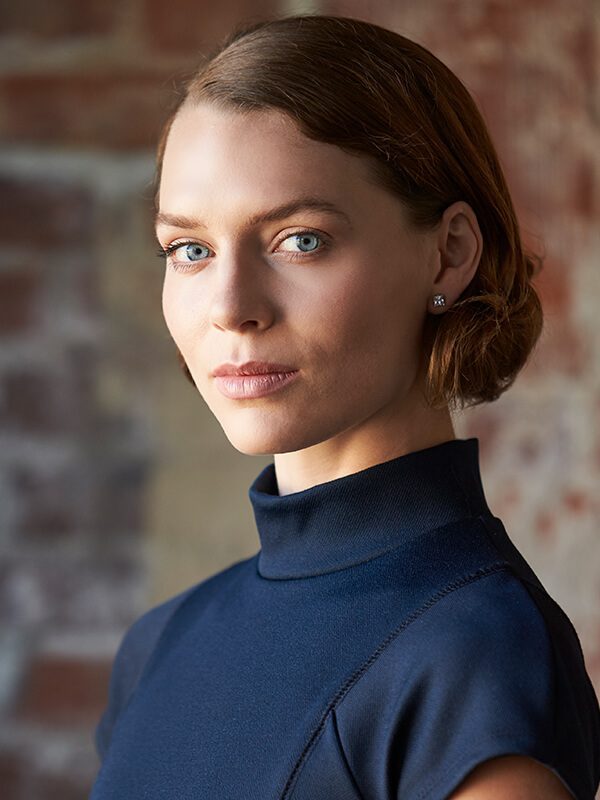 head-and-shoulders-portrait-of-young-businesswoman-PUQ4ZAK-rbdxle834xe9qr6svha2wxg5j96w7pnnv3jwfa59hc
